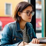 영화 제작 실무 노하우 - **Prompt 1: The Spark of Storytelling**
    "A vibrant, medium shot capturing a young female filmmak...